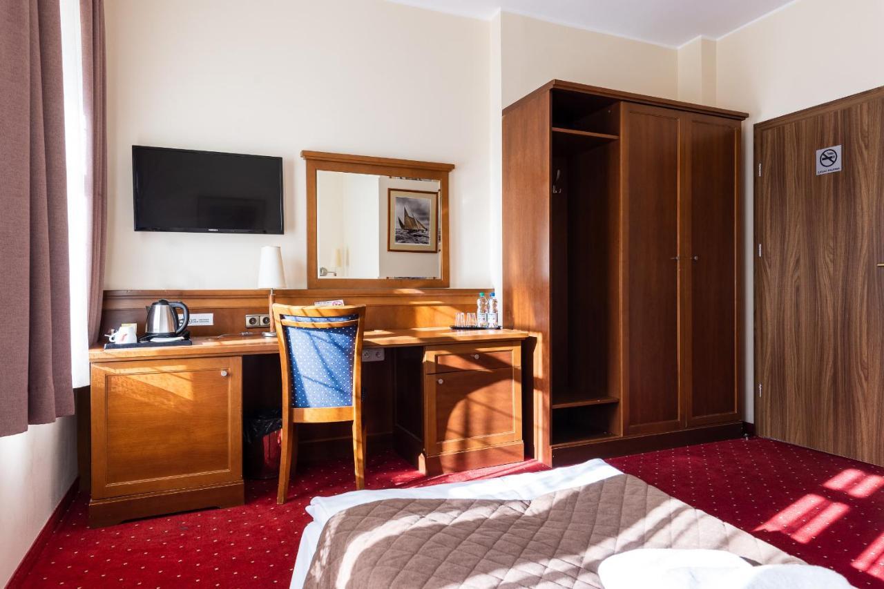 Hotel Diamond W Bialym Dworku Rumia Exteriér fotografie